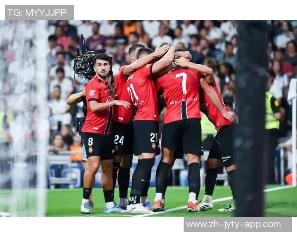 皇家马德里隆重举行发布会欢迎新援迪恩赫伊森加盟球队